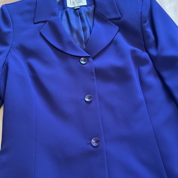 Suit - Picture 8 of 12